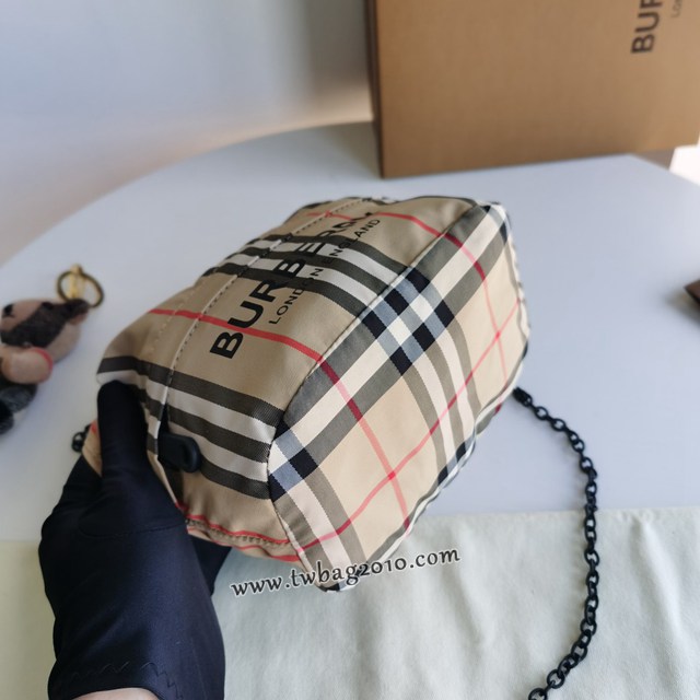 Burberry專門店新款鏈條收納小水桶包 巴寶莉經典休閒肩背女包 yxb1435